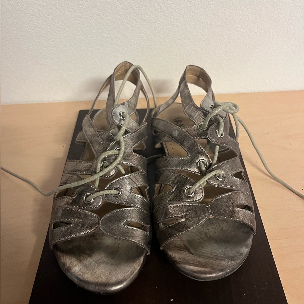 Vaneli Silver Leather Strappy Dress Sandal - good Used flats 7.5m lace up - Picture 3 of 8